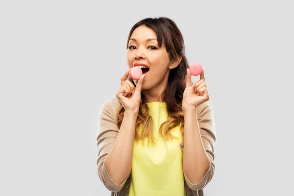 Felice donna asiatica con macarons — Foto Stock
