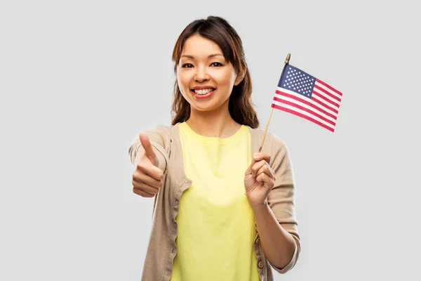 Amerikan bayrağı taşıyan mutlu Asyalı kadın — Stok fotoğraf