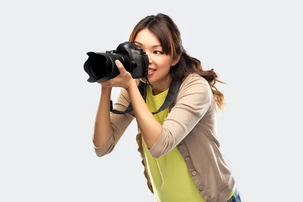 Asiatisk kvinnlig fotograf med digitalkamera — Stockfoto