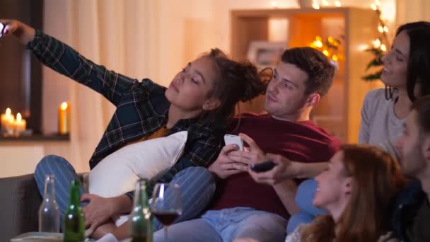 Amigos felizes tirando selfie por smartphone em casa — Vídeo de Stock