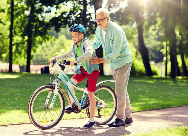 Abuelo y niño con bicicleta en el parque de verano — Foto de Stock