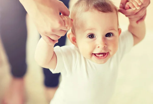 Happy baby leren lopen met hulp van de moeder — Stockfoto