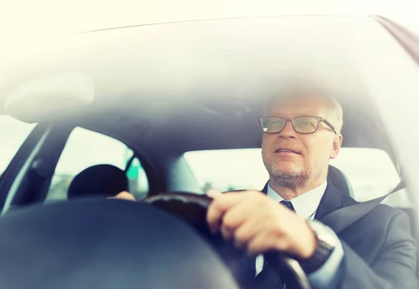 Feliz empresário sênior carro de condução — Fotografia de Stock