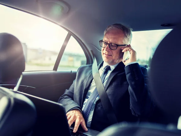 Empresário sênior chamando no smartphone no carro — Fotografia de Stock