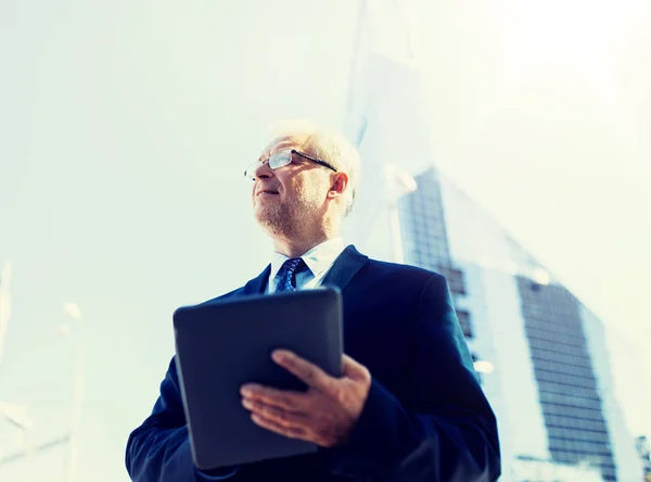 Senior businessman with tablet pc on city street — Stock Photo, Image