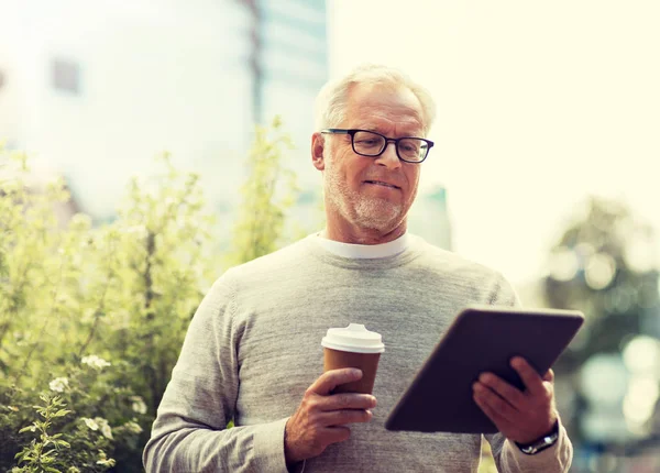 Senior homme avec tablette pc et café en ville — Photo