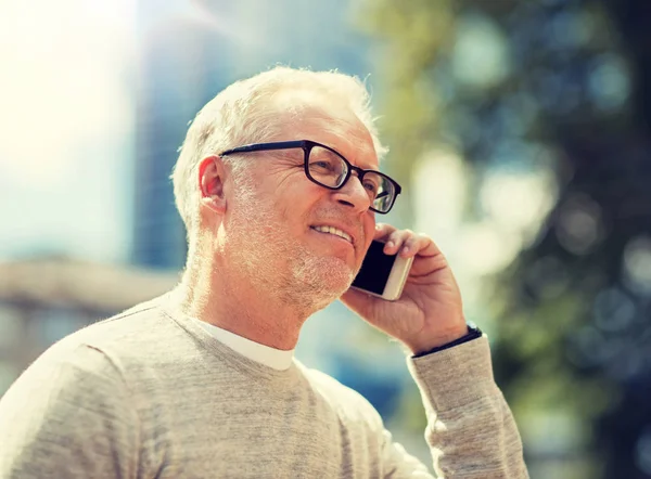 Lycklig senior man uppmanar smartphone i staden — Stockfoto