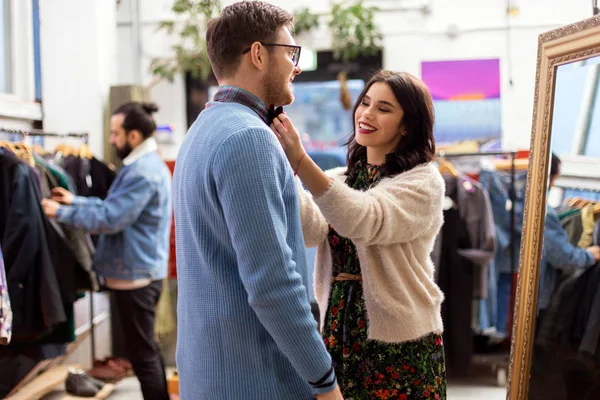 Couple choosing clothes at vintage clothing store — Stock Photo, Image