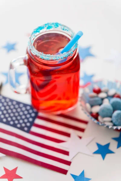 Caneca de suco e bandeira americana no dia da independência — Fotografia de Stock