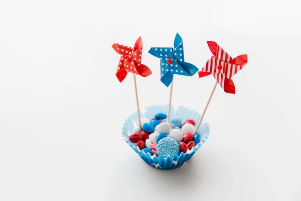 Snoepjes met pinwheel speelgoed op independence day — Stockfoto