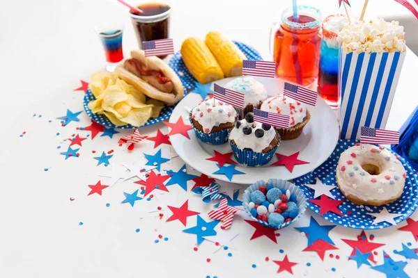 Amerika 'nın bağımsızlık gününde yiyecek ve içecekler — Stok fotoğraf