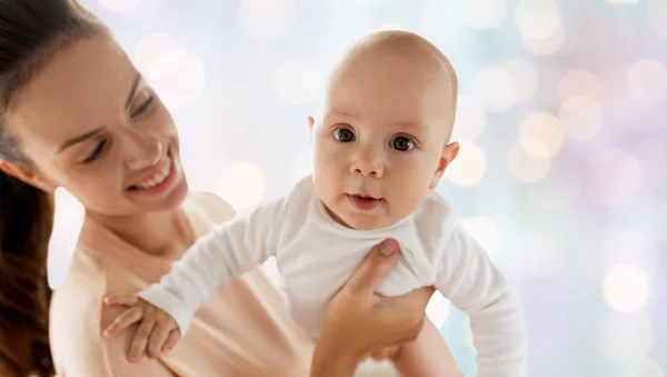 Lycklig mamma med liten pojke — Stockfoto