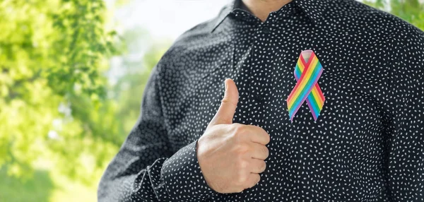 Людина з гомосексуальною гордістю веселка усвідомлення стрічки — стокове фото