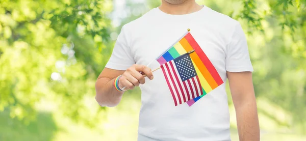 Homem com orgulho gay arco-íris bandeira e pulseira — Fotografia de Stock