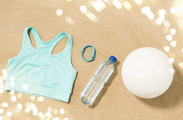 Top de esportes, bola, rastreador de fitness e garrafa de água — Fotografia de Stock