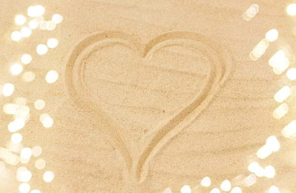 Foto de coração na areia na praia de verão — Fotografia de Stock