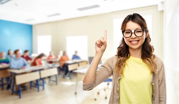 Asiática mulher ou estudante com o dedo para cima na escola — Fotografia de Stock