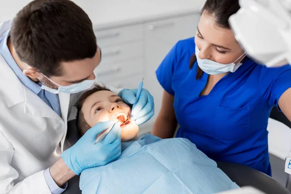 歯医者歯科医院で子供の歯のチェック — ストック写真
