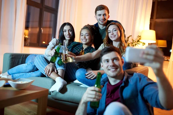 Amigos felices tomando selfie por teléfono inteligente en casa —  Fotos de Stock