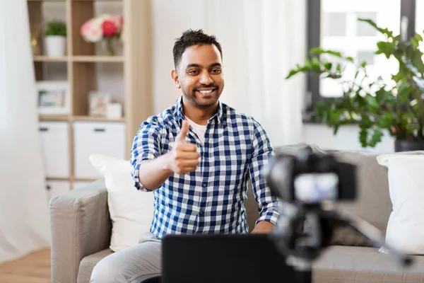 Blogger masculino con videoblogging de cámara en casa — Foto de Stock