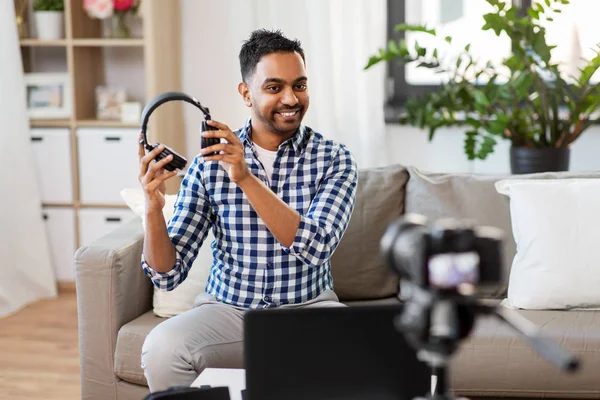Blogger masculino con auriculares videoblogging en casa — Foto de Stock