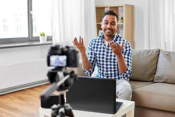 Чоловічий блогер з відеоспостереженням на камеру вдома — стокове фото