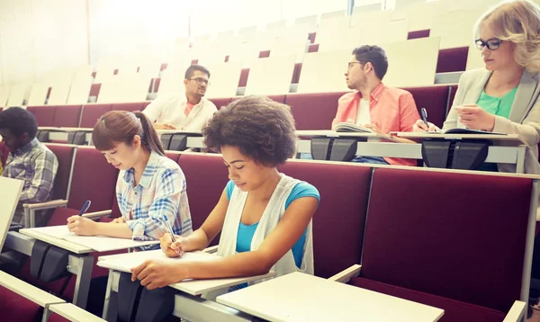 Группа студентов с ноутбуками в лекционном зале — стоковое фото