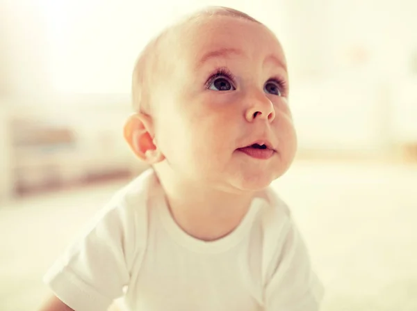 Evdeki mutlu küçük erkek ya da kız bebeğe yakın durun. — Stok fotoğraf