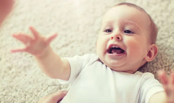 Close up de bebê pequeno feliz e mãe — Fotografia de Stock