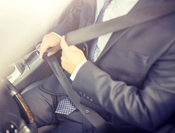 Senior businessman fastening car seat belt — Stock Photo, Image