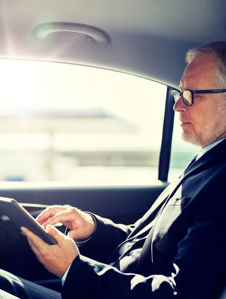 Senior homme d'affaires avec tablette PC conduite en voiture — Photo