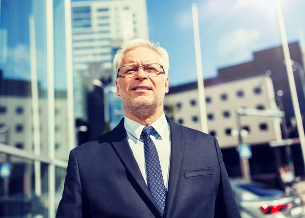 Senior businessman on city street — Stock Photo, Image