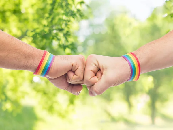 Mains avec gay fierté bracelets faire poing bosse — Photo