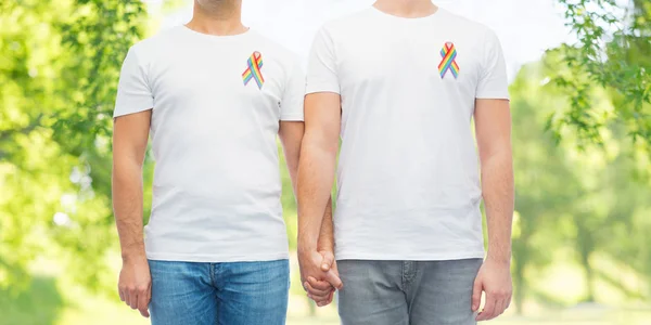 Gros plan de couple avec gay pride arc-en-ciel rubans — Photo