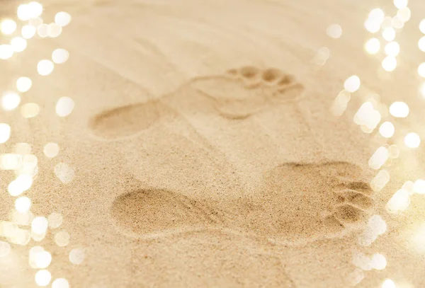 Pegadas na areia na praia de verão — Fotografia de Stock