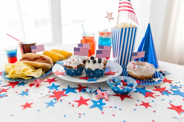 Food and drinks on american independence day party — Stock Photo, Image