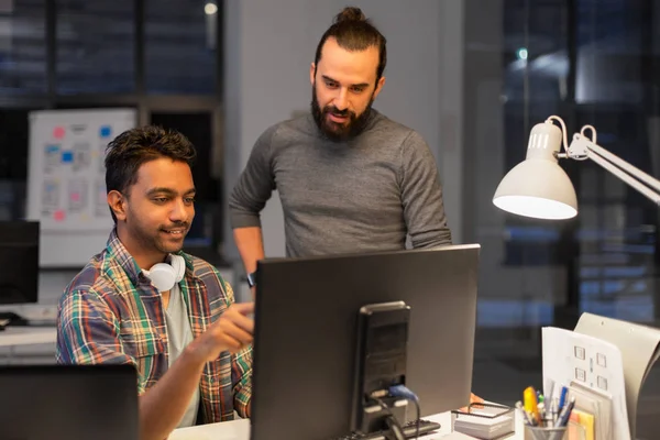 Equipo creativo con computadora trabajando hasta tarde en la oficina — Foto de Stock