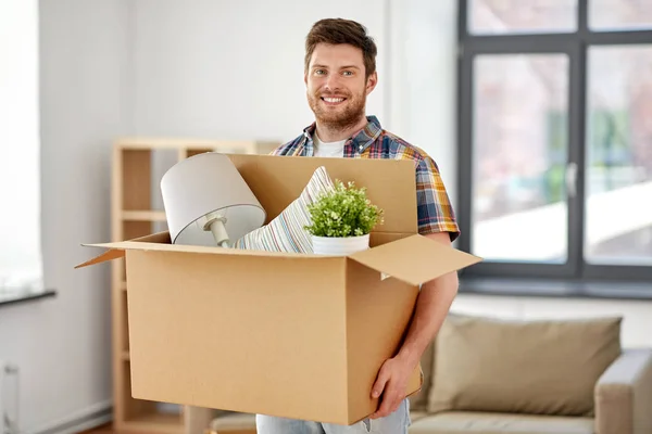 Glad man med låda flyttar till nytt hem — Stockfoto