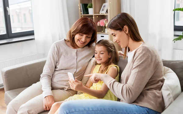 Mother, daughter and grandmother with smartphone — Stock Photo, Image