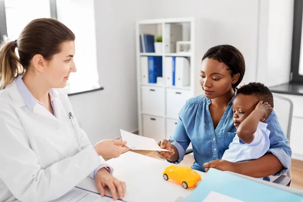 Madre con hijo bebé y médico en la clínica — Foto de Stock