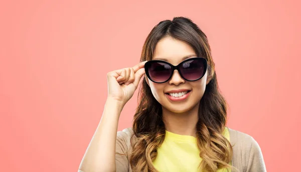 Feliz sorrindo jovem asiático mulher em óculos de sol — Fotografia de Stock