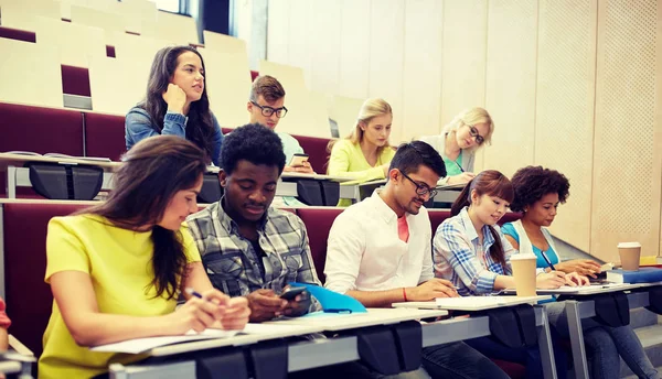 Grupp studenter med smartphone på föreläsning — Stockfoto