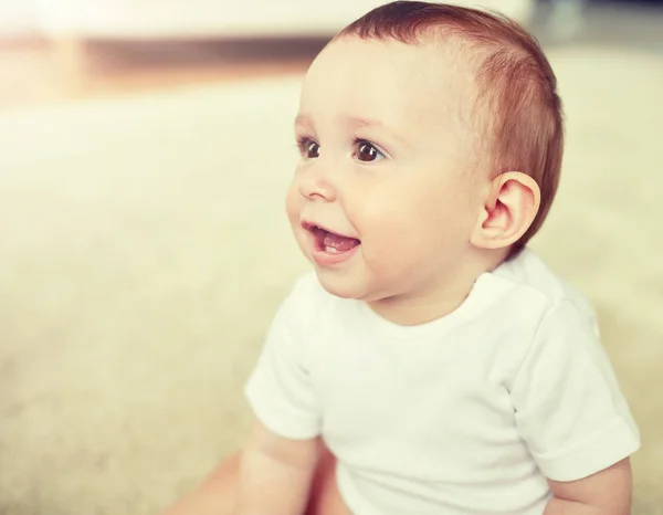 Close-up van gelukkig kleine jongen of meisje thuis — Stockfoto
