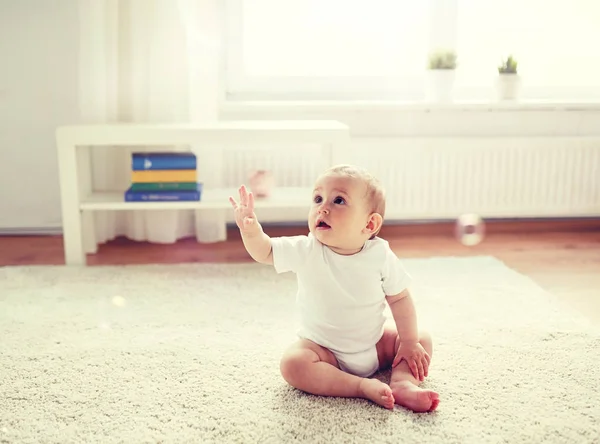 Bebé feliz con burbujas de jabón en casa — Foto de Stock