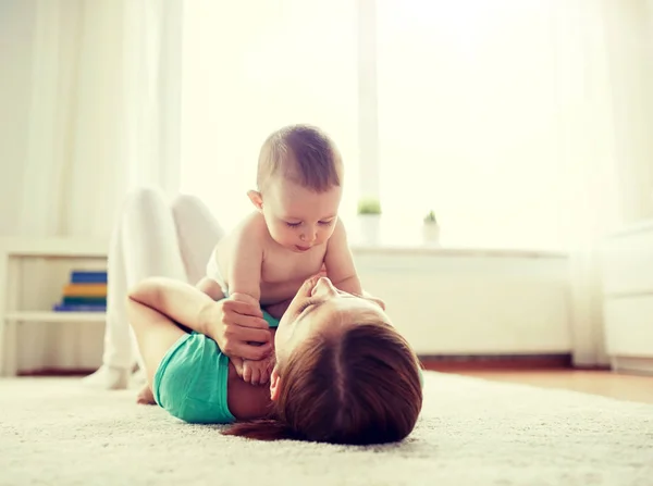 Mutlu anne evde bebekle oynuyor. — Stok fotoğraf
