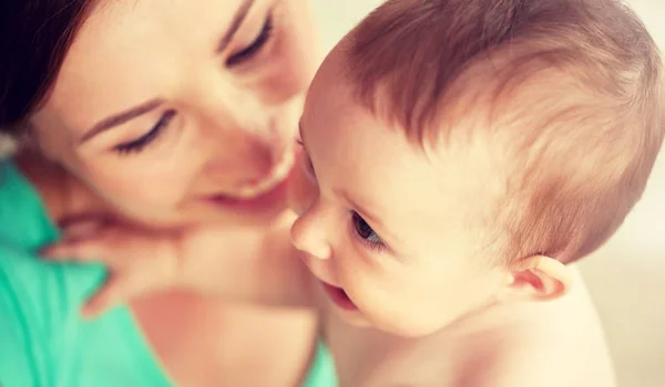 Feliz jovem mãe com bebê em casa — Fotografia de Stock