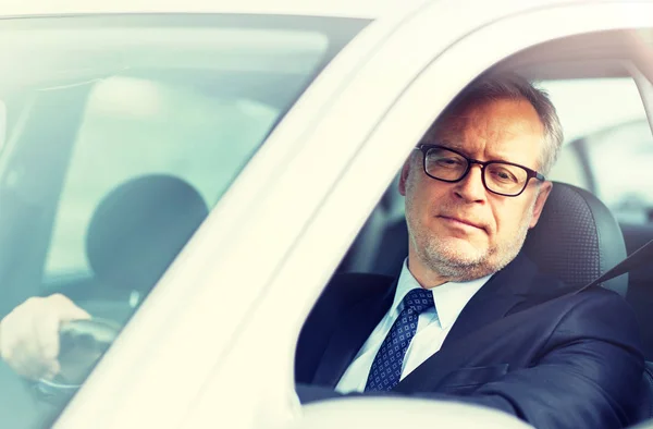Šťastný senior podnikatel řízení auta — Stock fotografie