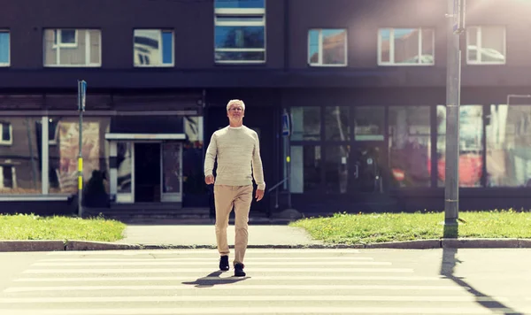 市内横断歩道を歩いている年配の男性 — ストック写真