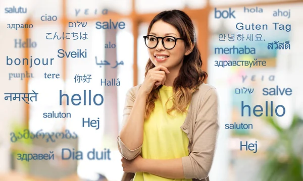 Счастливая азиатка в очках или студентка — стоковое фото