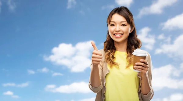 Asiático mulher beber café e mostrando polegares para cima — Fotografia de Stock